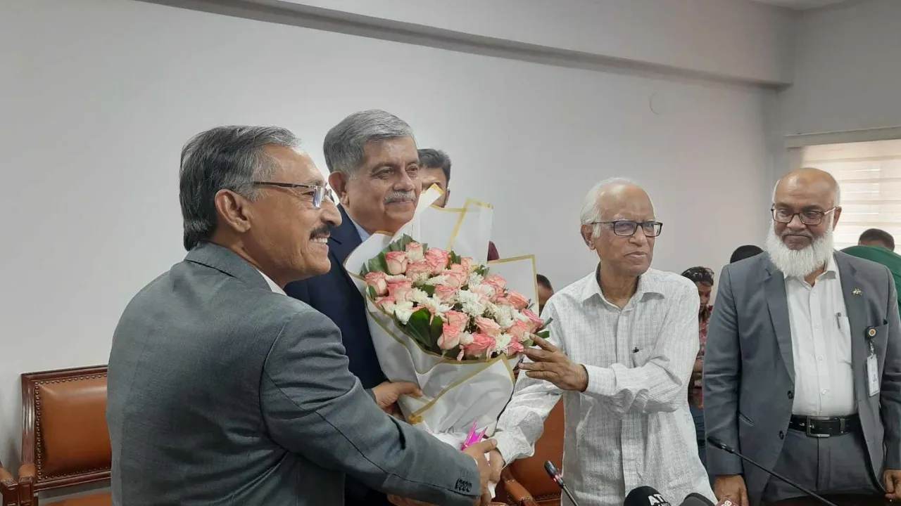 স্বপ্ন দেখি ছাত্র-ছাত্রীরা দেশের ভেতরেই যেন ভবিষ্যৎ দেখতে পারে: শিক্ষা উপদেষ্টা