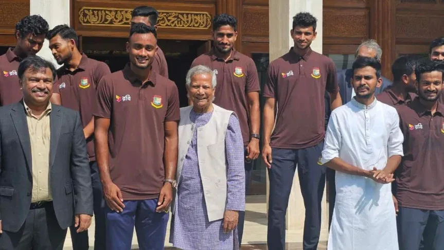পাকিস্তানে ইতিহাস গড়া ক্রিকেটারদের সঙ্গে প্রধান উপদেষ্টা