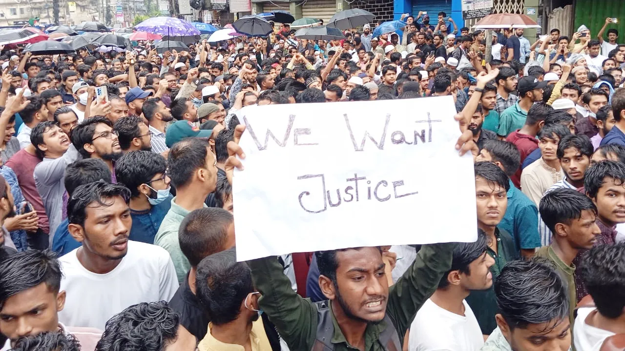 বৃষ্টিতেও ছাত্র-জনতার স্লোগানে উত্তাল চট্টগ্রাম