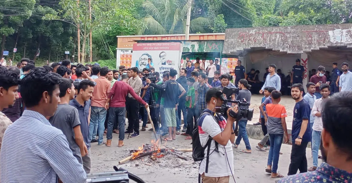ছাত্রলীগের অবরোধে চবিতে ক্লাস-পরীক্ষা বন্ধ