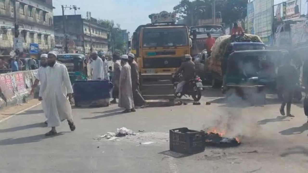 বাসের ধাক্কায় হেফাজত নেতার মৃত্যু, চট্টগ্রামে মহাসড়ক অবরোধ