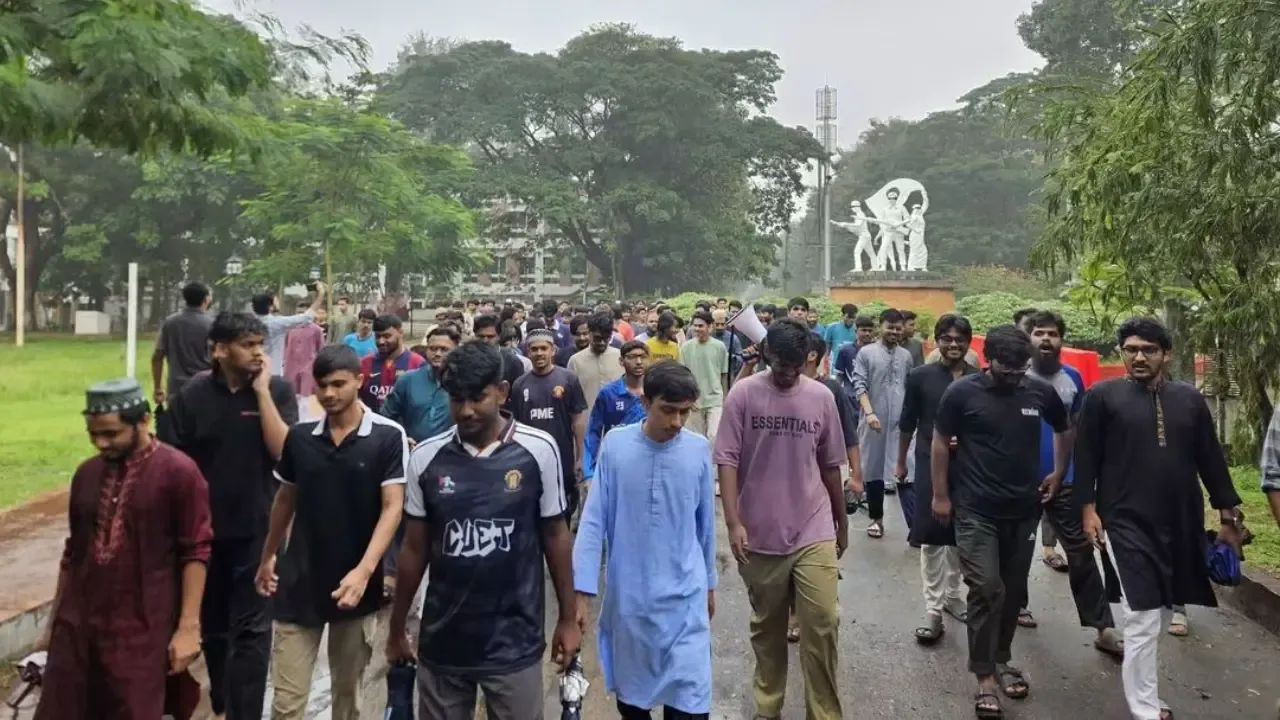 ভিসিকে ফেরানোর দাবিতে বিক্ষোভ