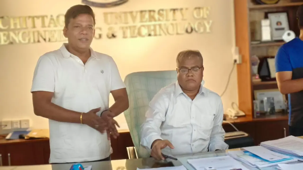 তালা ভেঙে ঢুকলেন নতুন উপাচার্য