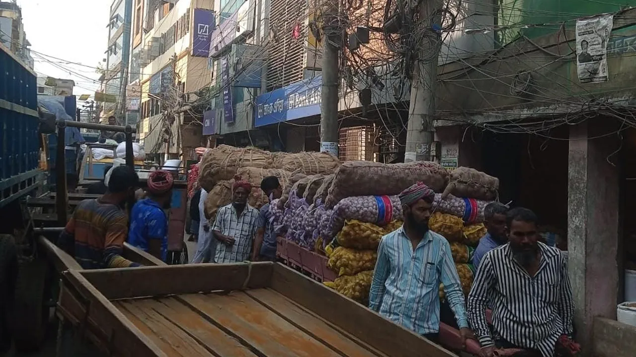 ভোগ্যপণ্যের মজুত বাড়ছে খাতুনগঞ্জে, তবুও রমজানে দাম নিয়ে সংশয়