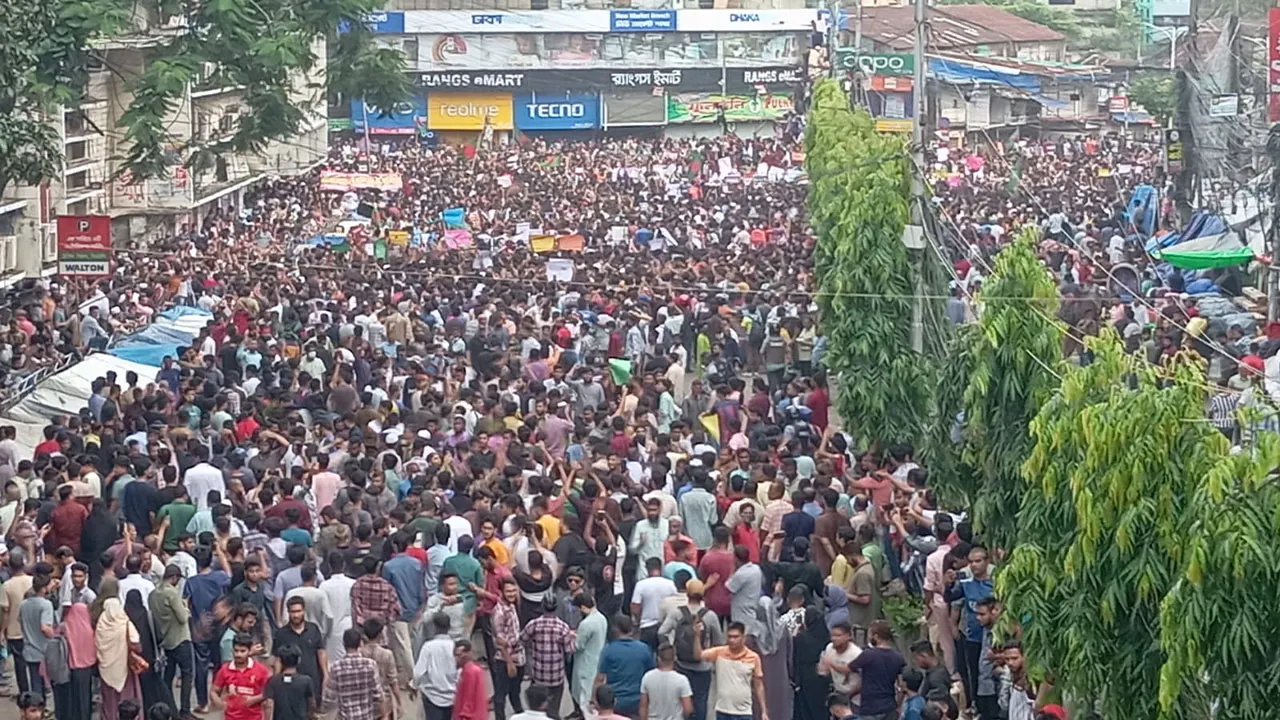 চট্টগ্রামে ছাত্র-জনতার ঢল, বাধা দেবে না পুলিশ