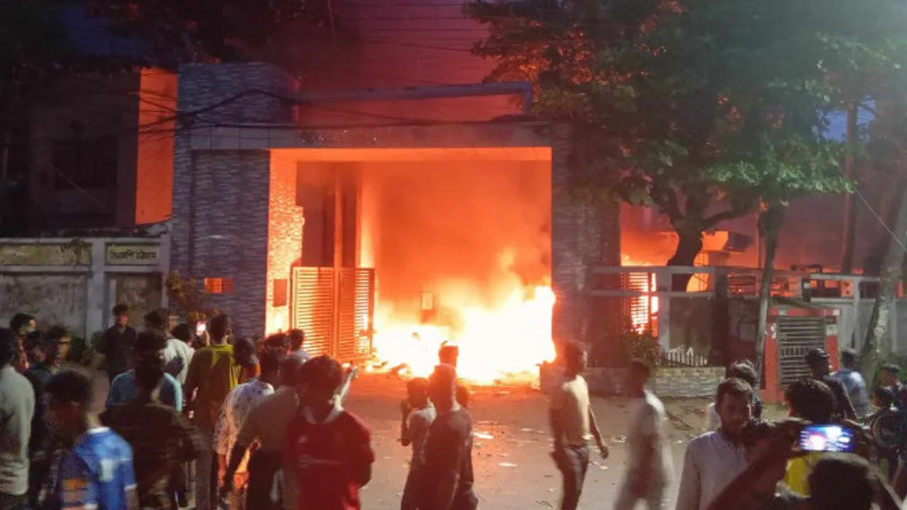 আন্দোলনের সময় থানায় হামলা-আগুন, মামলায় আসামি ৪০ হাজার