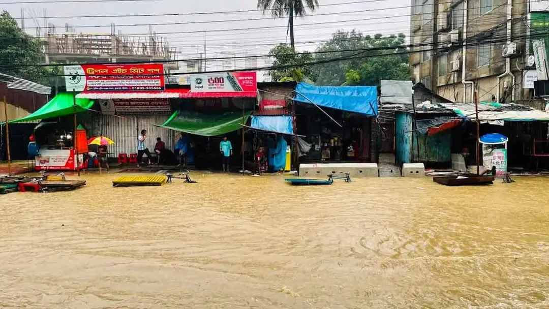 চট্টগ্রামের বেশিরভাগ এলাকায় জলাবদ্ধতা, দুর্ভোগে নগরবাসী