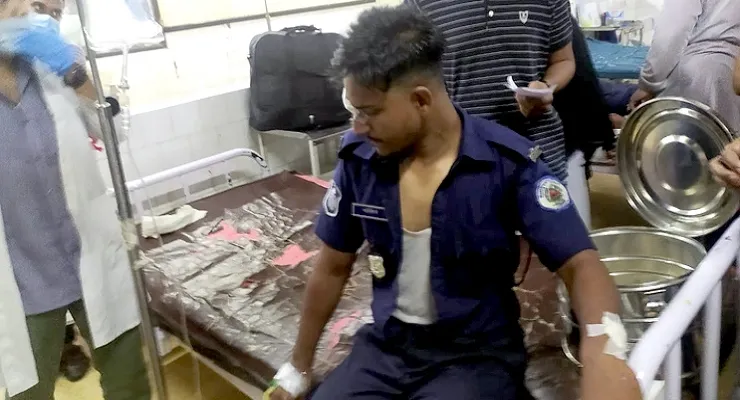 চট্টগ্রামে সড়ক দুর্ঘটনায় ২০ পুলিশ সদস্য আহত