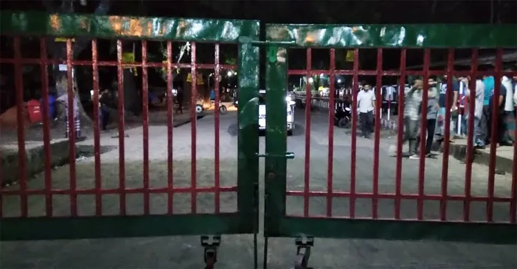 হামলায় চবির ২ শিক্ষার্থী আহত, প্রতিবাদে ফটকে তালা