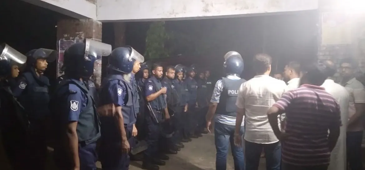 ছাত্রলীগের সংঘর্ষ, মধ্যরাতে চবির দুই হলে তল্লাশি