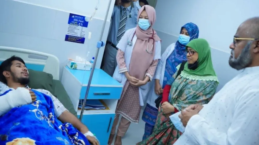 চবিতে আহত শিক্ষার্থীদের খোঁজ নিলেন স্বাস্থ্য উপদেষ্টা