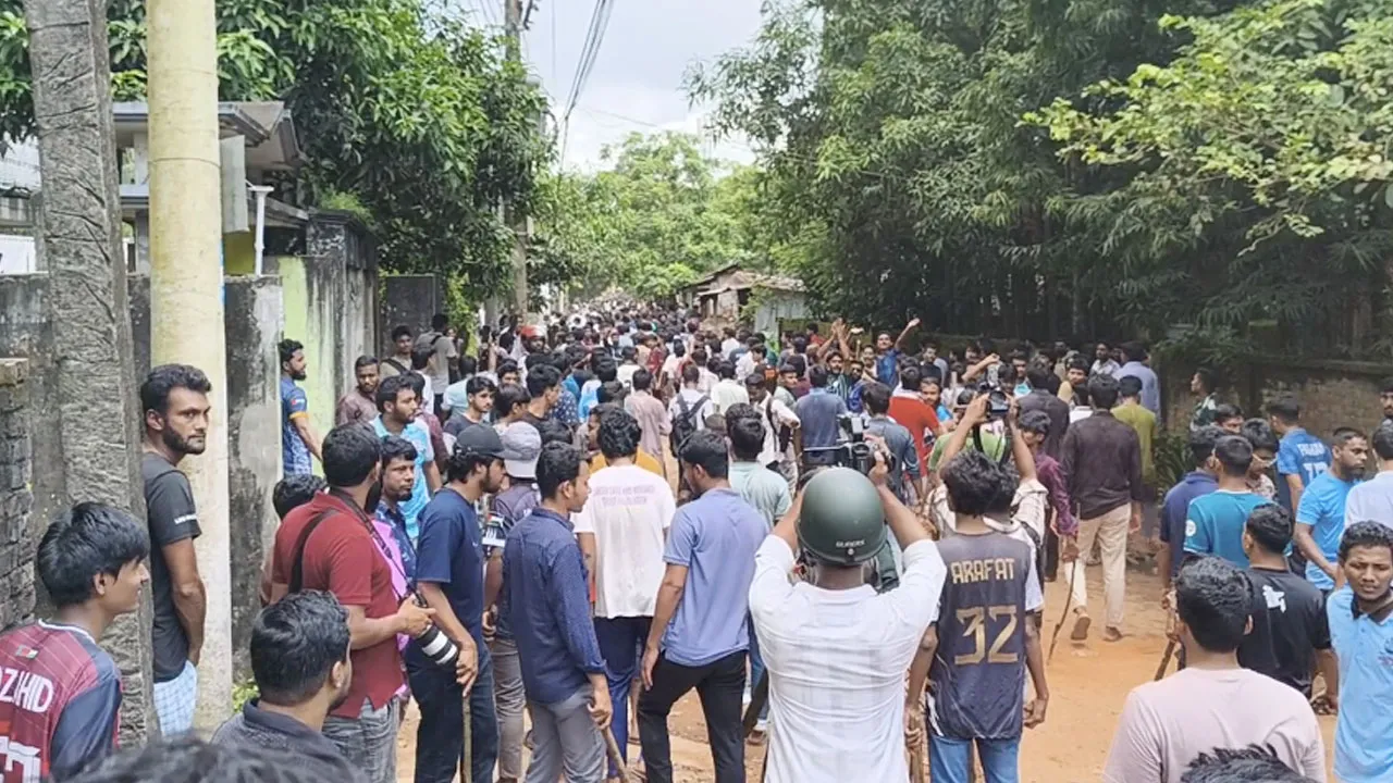 স্থানীয়দের সঙ্গে সংঘর্ষে চবির ১৫০০ শিক্ষার্থী আহত