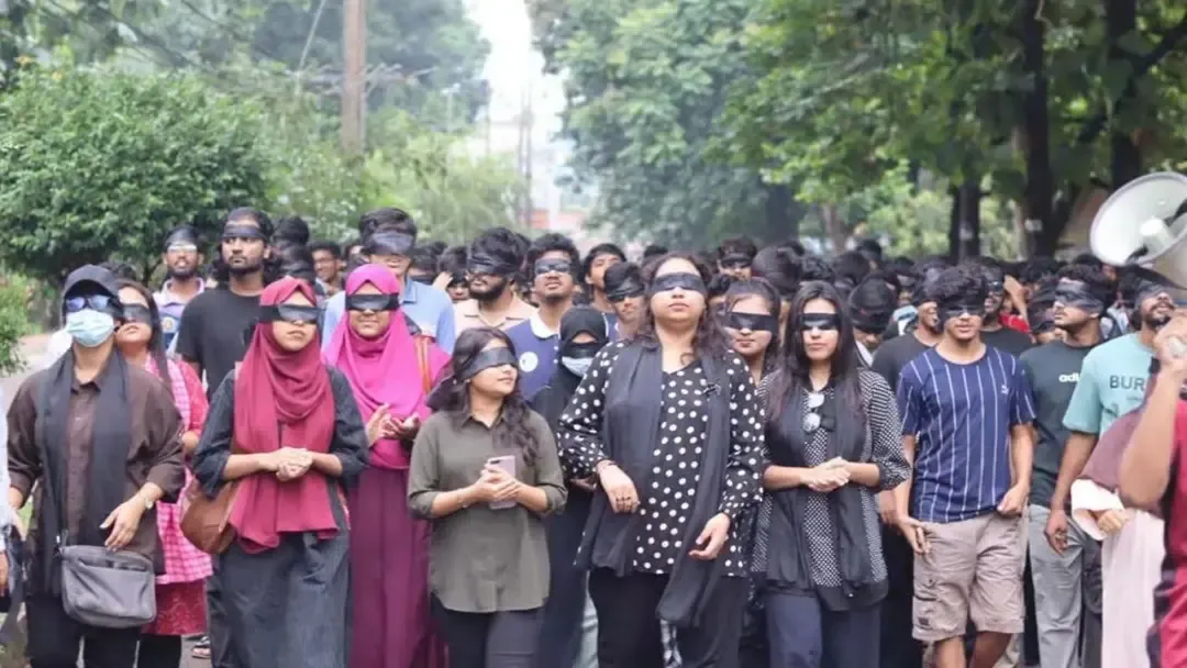 চোখে কালো কাপড় বেঁধে চুয়েটে শিক্ষার্থীদের মিছিল