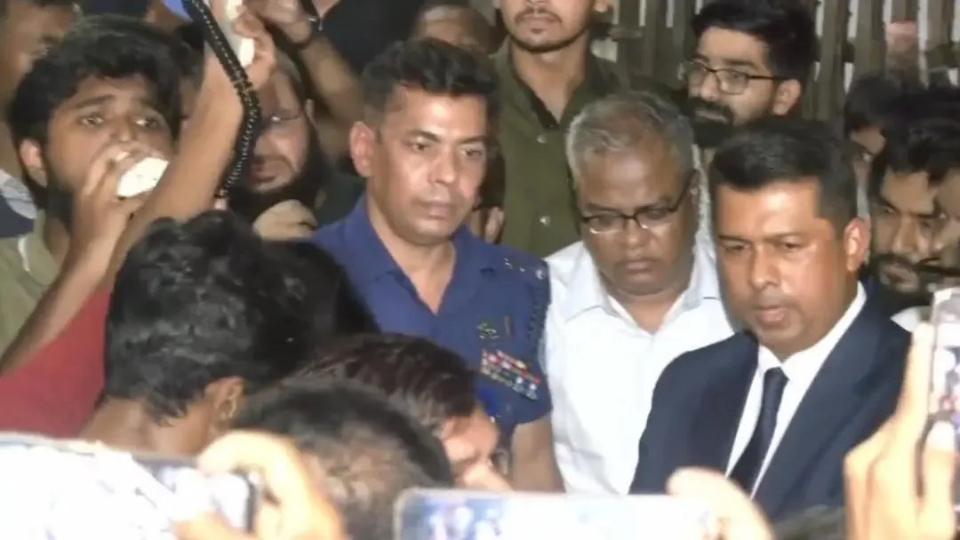 না ফেরার শর্তে পুলিশি পাহারায় ক্যাম্পাস ত্যাগ