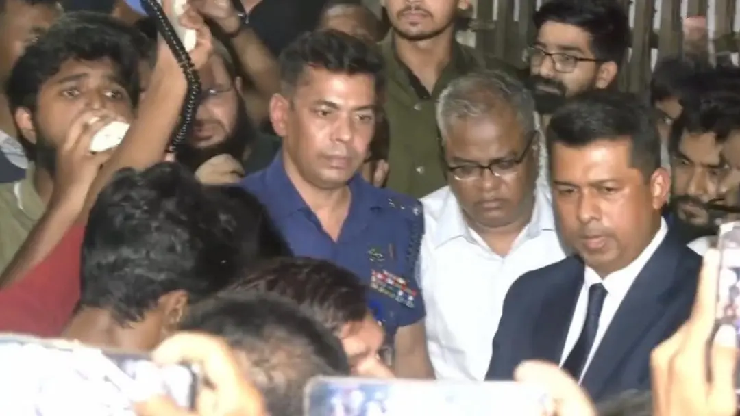 না ফেরার শর্তে পুলিশি পাহারায় ক্যাম্পাস ত্যাগ