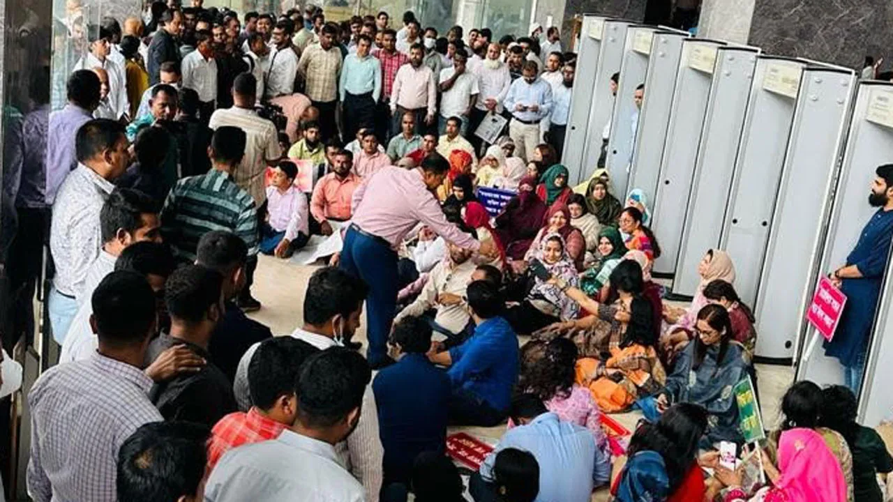 চার দাবিতে সব কর ও কাস্টমস অফিসে পূর্ণাঙ্গ কর্মবিরতি চলছে