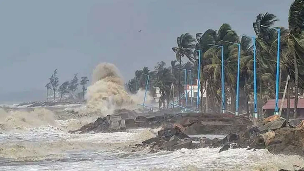 ১৬ জেলায় ১২ ফুট উচ্চতায় জলোচ্ছ্বাসের আশঙ্কা