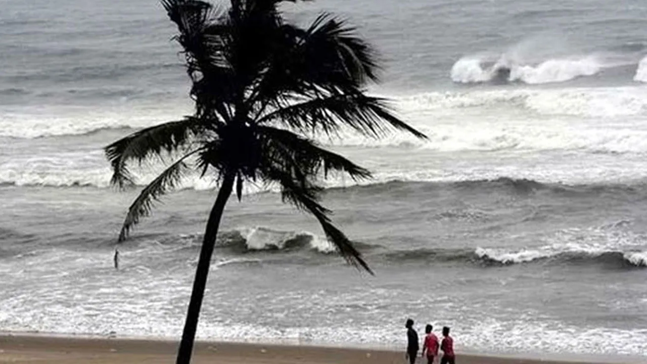 সাগরে ঘূর্ণিঝড়ের আভাস, ৩ নম্বর সংকেত