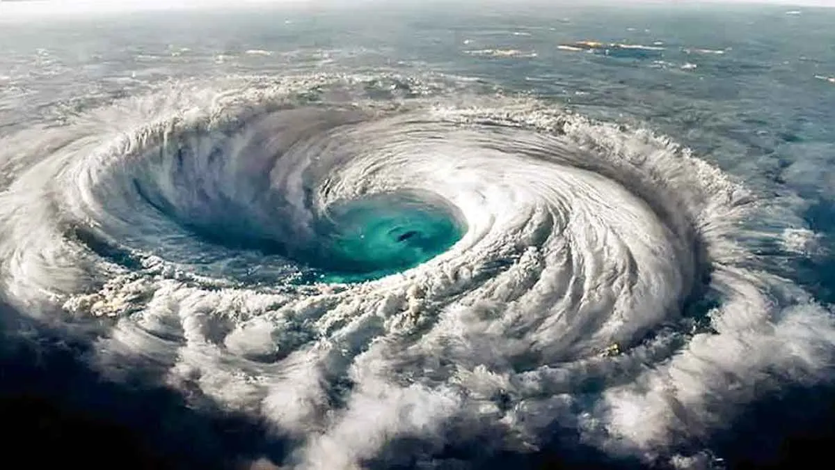 ‘সিভিয়ার সাইক্লোনে’ রূপ নিতে পারে ঘূর্ণিঝড় মন্থা, যা বলছে আবহাওয়া অফিস