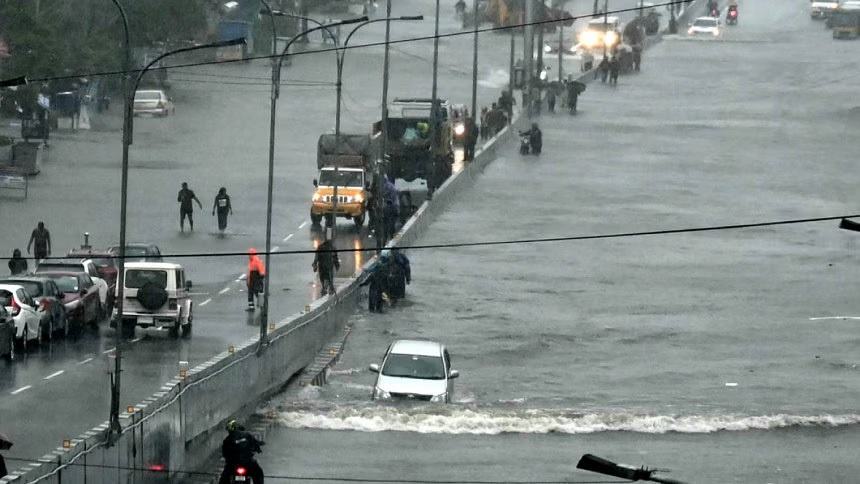 Eight dead as cyclone batters India's southeast coast