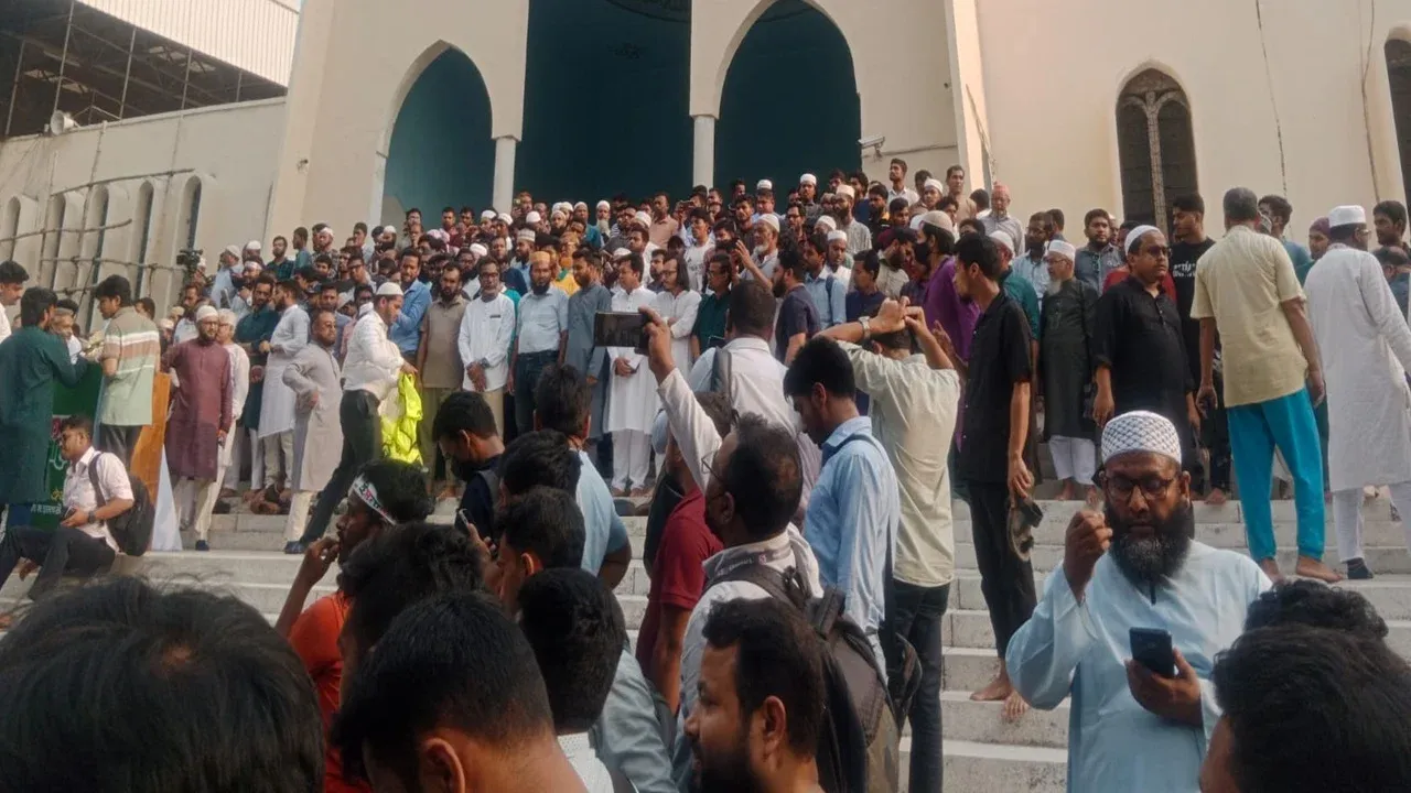 বায়তুল মোকাররমের উত্তর গেটে ব্যাপক  লোক-সমাগম