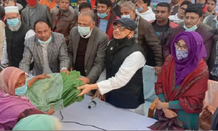 সরকারি কম্বল বিতরণ করলেন ডা. মুরাদ
