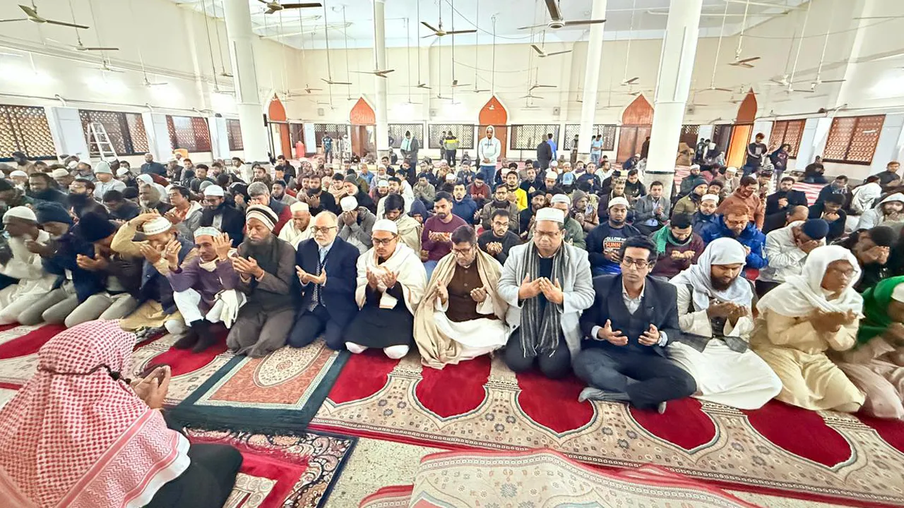 খালেদা জিয়ার আত্মার মাগফিরাত কামনায় ডাকসুর দোয়া মাহফিল