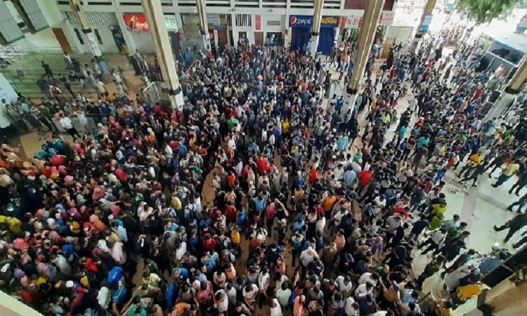 Huge mob of people on 2nd day for advance train ticket