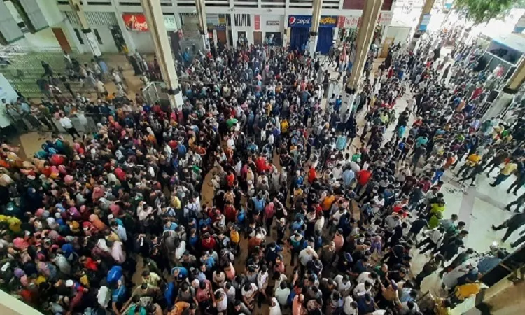 Huge mob of people on 2nd day for advance train ticket