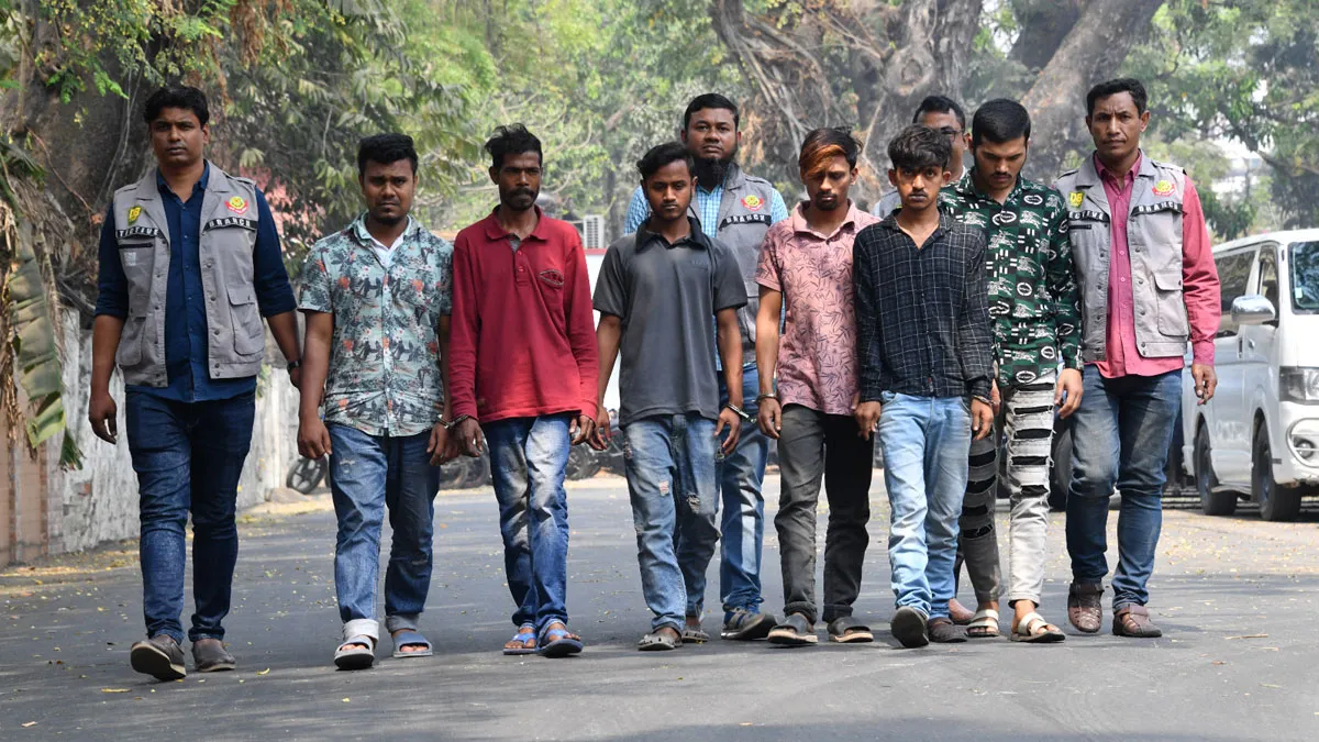 হেলপার-সুপারভাইজারবেশে বাসে উঠে ডাকাতি, গ্রেপ্তার ৬