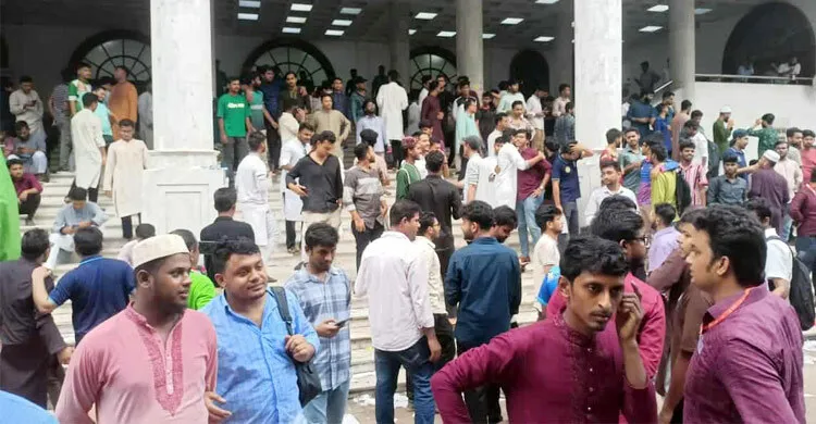 ডাকসুর ফলের অপেক্ষায় কেন্দ্রের বাইরে উপচেপড়া ভিড়