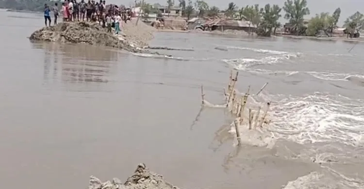আশাশুনিতে বাঁধ ভেঙে ৬ গ্রাম প্লাবিত