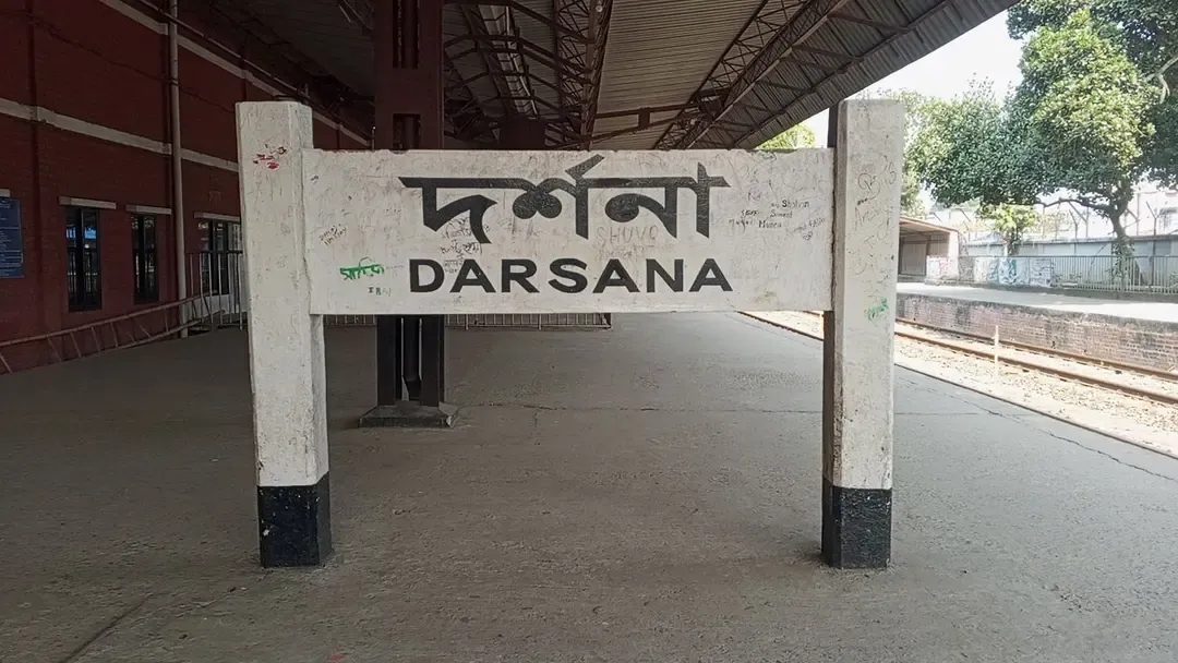 শিশু সন্তান রেখে চলন্ত ট্রেনের সামনে ঝাঁপ দিলেন মা