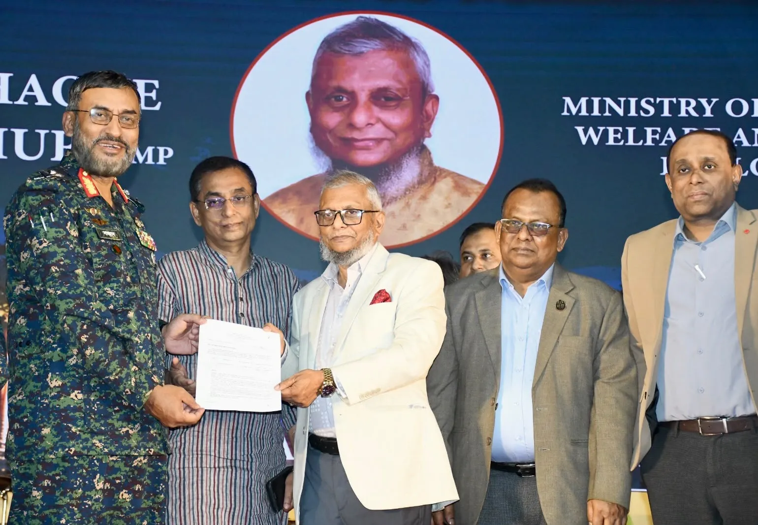 বৈধ পন্থায় রেমিট্যান্স পাঠানোর আহ্বান জানিয়েছেন প্রবাসী কল্যাণ মন্ত্রী