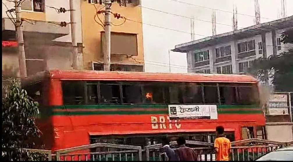 মিরপুরে ঢাকা বিশ্ববিদ্যালয়ের শিক্ষার্থী পরিবহনের বাসে আগুন