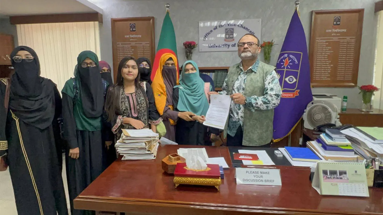 ঢাবির ছাত্রীদের হল সংকট নিরসনে এক্টের তিন দাবি