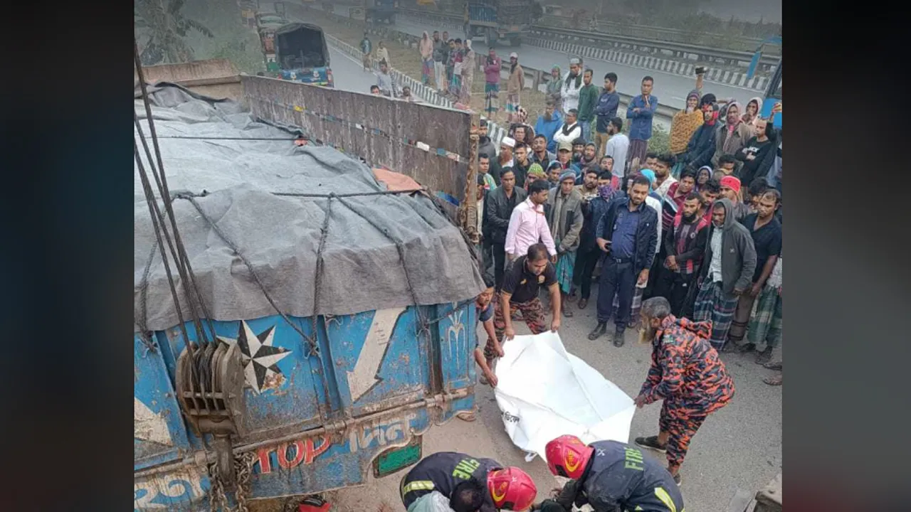গাজীপুরে ট্রাকচাপায় নিহত ৩