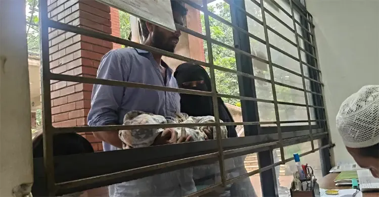 আজিমপুরে কাঁদতে কাঁদতে অসহায় বাবা-মা