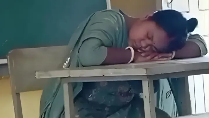 স্কুল শিক্ষিকা পেলেন কারণ দর্শানোর নোটিশ