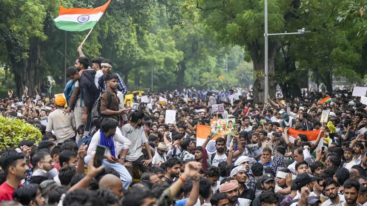 দিল্লিজুড়ে ট্রেন-মেট্রো বন্ধ না রাখার নির্দেশ সুপ্রিম কোর্টের