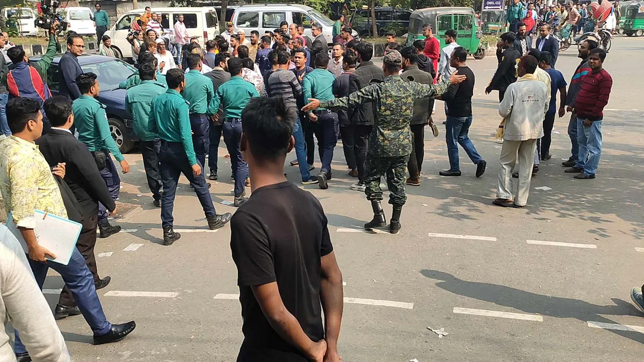 ইসি ভবনের সামনে হাতাহাতি, আটক ২