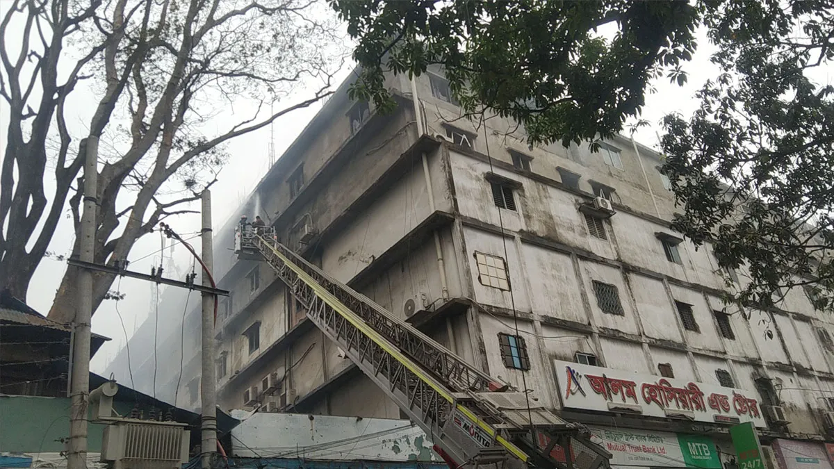 এনেক্সকো টাওয়ারে এখনো পানি ছেটানো হচ্ছে