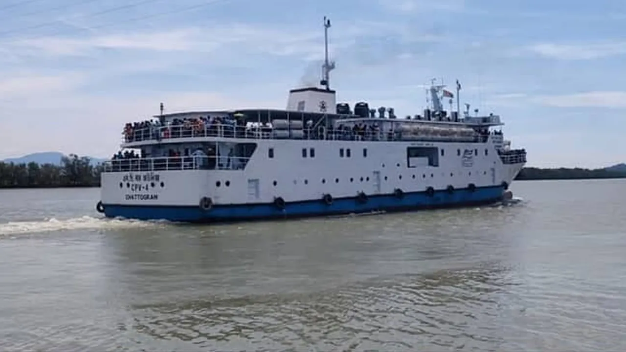 সেন্টমার্টিনে আটকা পড়া পর্যটকরা ফিরছেন বিকেলে