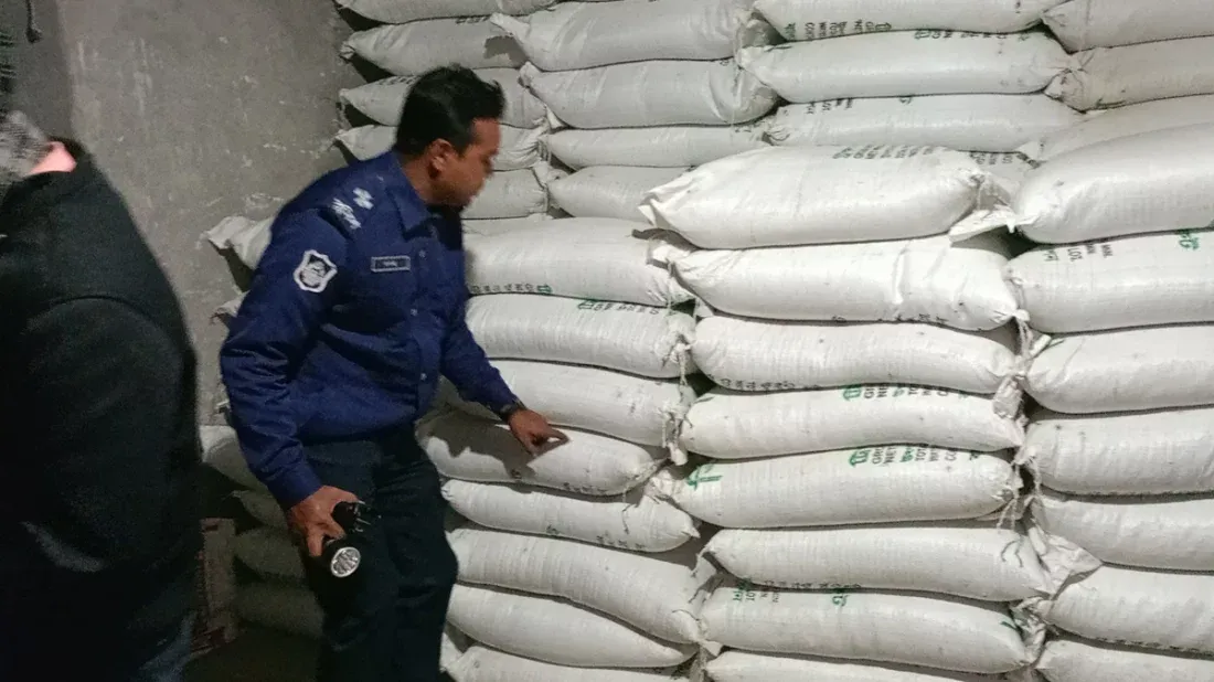 স্বেচ্ছাসেবকলীগ নেতার বাড়ি থেকে ৪৪৪ বস্তা সার জব্দ