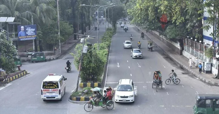 ঢাকায় ছুটির আমেজ, ফাঁকা সড়কে চলাচলে স্বাচ্ছন্দ্য