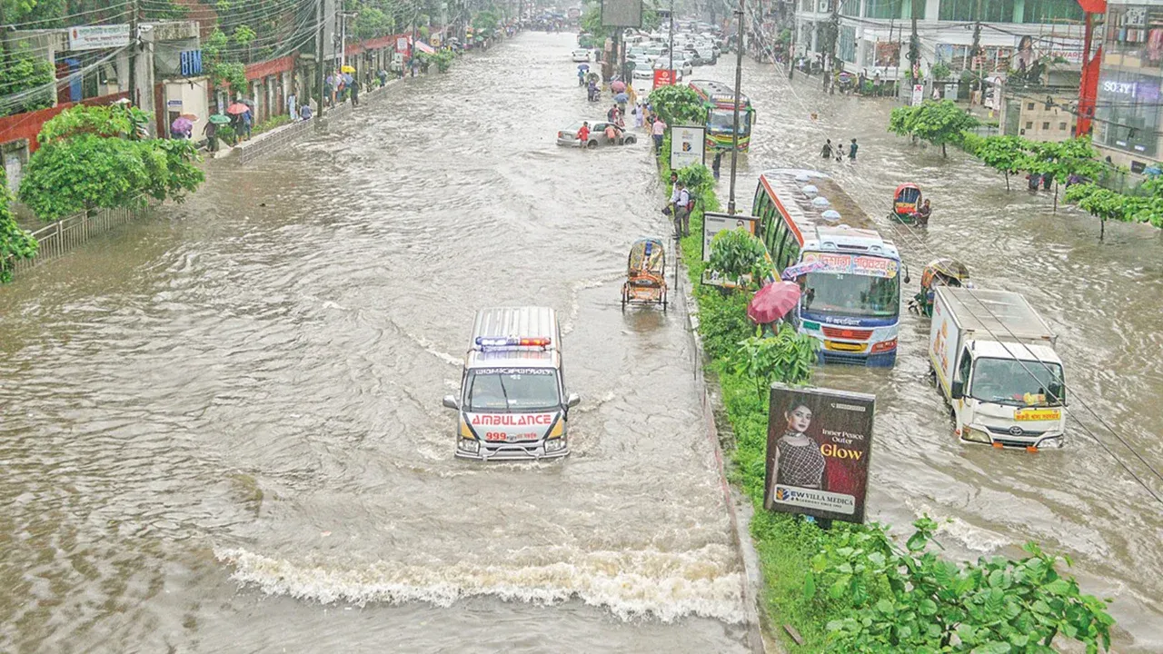বৃষ্টির পানিতে ঢাকার রাস্তা অচল
