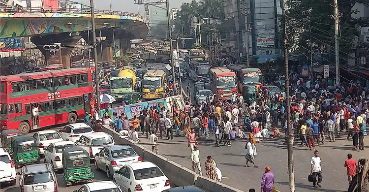 ঢাকার বিভিন্ন স্থানে ব্যাটারিচালিত রিকশাচালকদের সড়ক অবরোধ