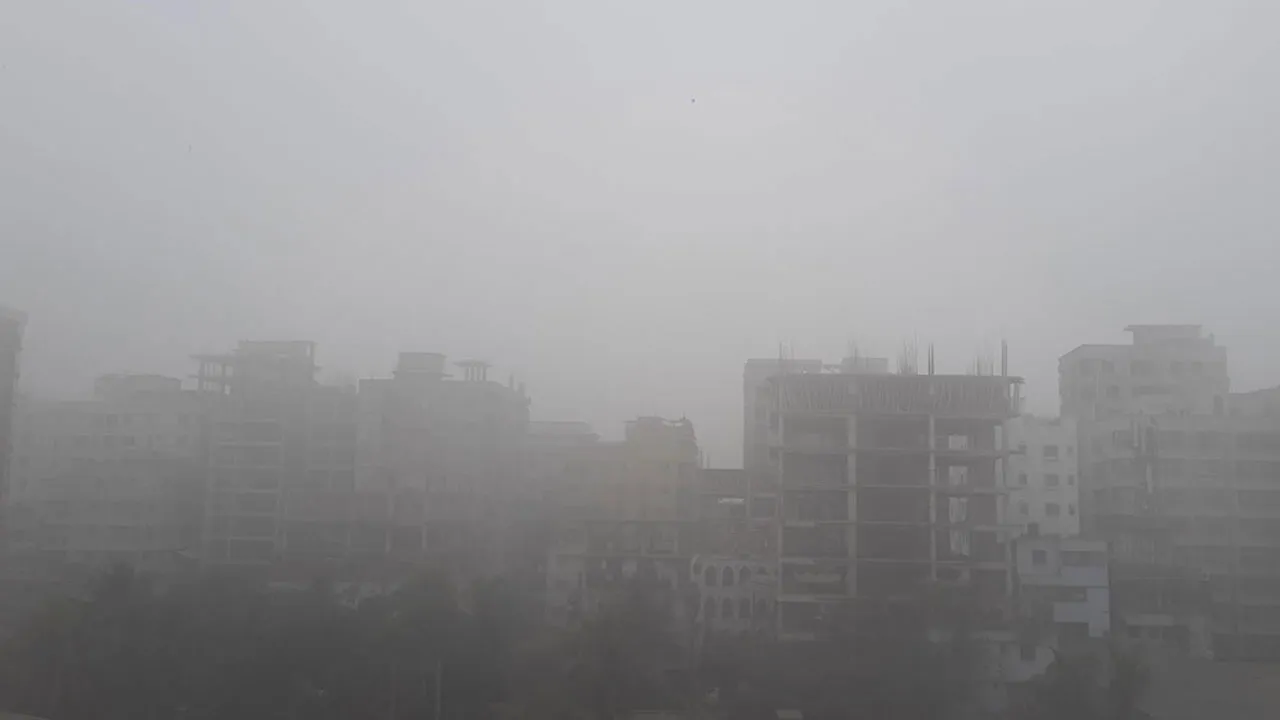 দুপুর পর্যন্ত কুয়াশাচ্ছন্ন থাকতে পারে ঢাকার পরিবেশ