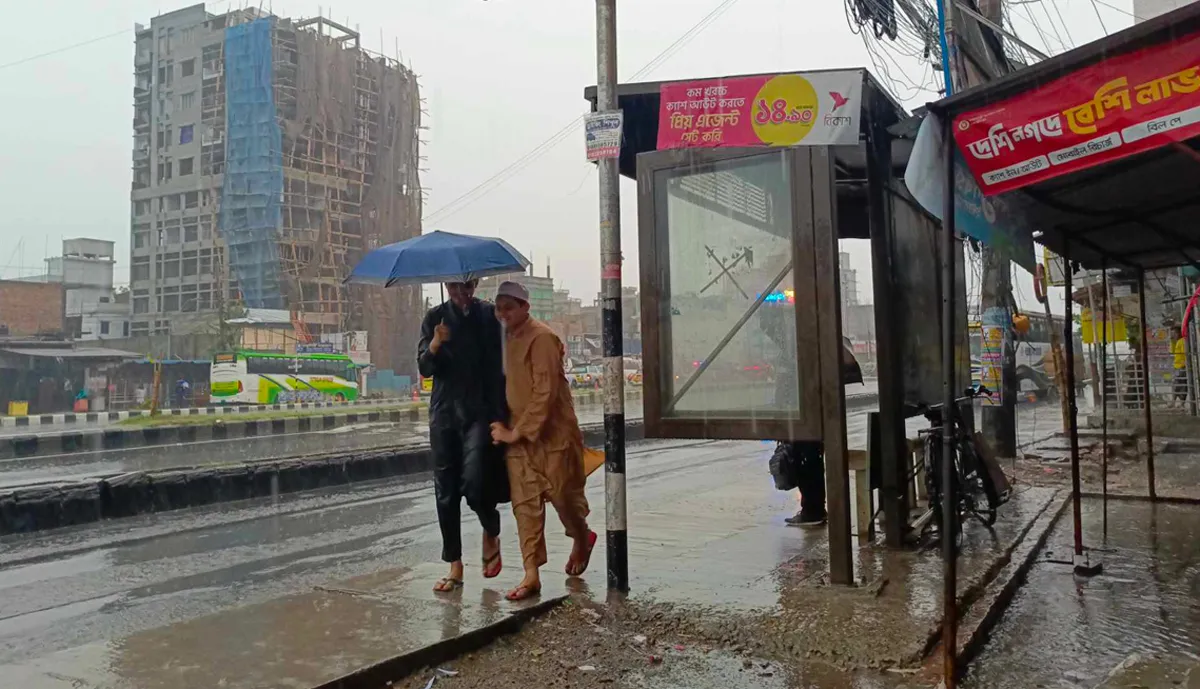 সাতসকালে ঝুম বৃষ্টিতে ভিজল রাজধানী