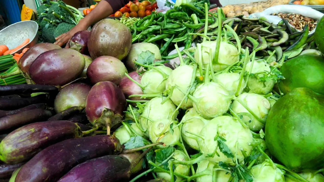 শীত শেষ হওয়ার আগেই চড়া সবজির বাজার